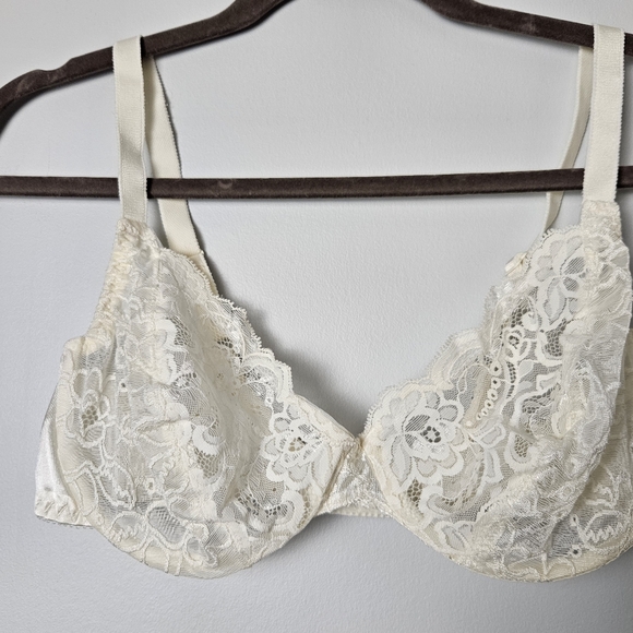 VINTAGE OLGA Cream Unlined Lace Bra 38C Wired Style 33080 - Picture 3 of 7